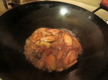 step3: 煎脆雞皮後，先加入可樂、生抽、老抽、少許冰糖以大火煮滾，以慢火炆熟，約15分鐘，再用大火煮至水份收乾。