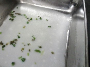 step3: 倒入適量粉漿, 平均薄薄的不要太多 (太多會過厚), 隨意下點蔥花