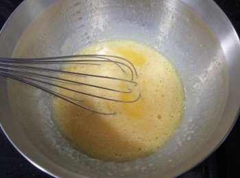 step3: 雞蛋發勻，加上糖利用電動打蛋器拌勻