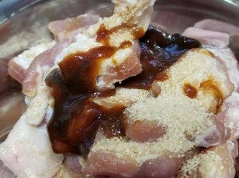 step1: 先洗淨腩肉，去毛，用醃料醃腩肉，最少半個鐘。

醃料：
生抽 1湯匙
磨豉醬 2茶匙
糖 1茶匙
紹興酒 1茶匙