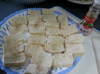 step2: 將味椒鹽灑上豆腐乾底面兩邊