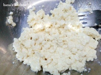 step1: 低筋麵粉泡打粉,玉米粉和砂糖過篩備用,豆腐用叉子壓成泥狀.