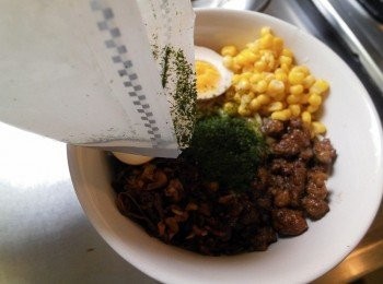 step3: 淋上紅蔥肉燥+紅蔥酥、玉米粒擺上自己喜好的<span class="group_2">配料</span>即可。