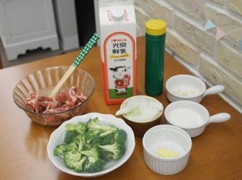 step1: 材料比較多樣~~一一準備好才不會手忙腳亂!!香濃代表光泉鮮乳準備好~~豬肉片用醃料抓一下!!