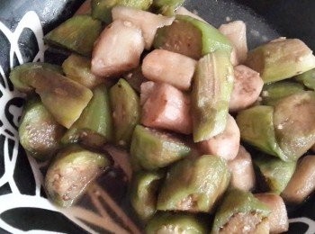 step1: 將茄子去皮切成小段 起油鍋快炒茄子後取出備用