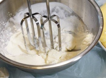 step5: 準備做饀料, 淡忌廉加入糖, 然後用電動打蛋器打至完全企身