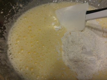 step4: 已過篩的粉分三次加入蛋糖液,其間添加鮮奶攪勻。