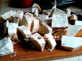 step3: 粉葛切件用水沖洗 , 豬腩肉出水後切件 , 用水沖一沖洗及瀝乾