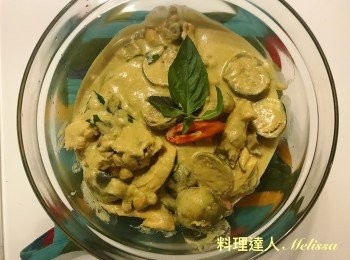 step9: 9. 加入紅椒、蘿勒及檸檬葉，再中大火炒1分鐘，上碟。