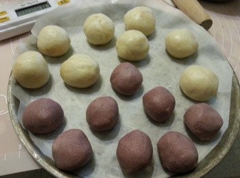 step11: 將水油皮及油皮分別磅總重量後,再平均除8份,搓圓放回雪櫃雪15分鐘待用