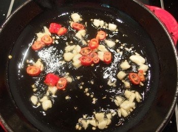 step6: 加入油熱鍋後,爆香辣椒及蒜末。