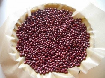 step12: *鋪上烤紙以及烘焙石進烤箱烘烤，180度C，15-20分。