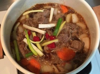 step3: 接著加入水（若有高湯更好）蓋過<span class="group_1">食材</span>，加入滷包和一些烹大師，大火煮開後轉小火慢慢燉，約要1.5-2小時