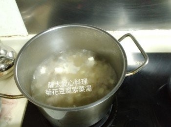 step3: 水滾用筷子挟肉碎放入去滾幾分鐘,再下豆腐粒。菊花豆腐用隔篩剩起放入湯中滾。調味加入紫菜即成。想加入水煮蛋,在這時打入雞蛋熄火浸幾分鐘即成。