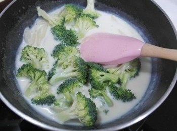 step8: 把花椰菜加下去一起煮!!煮到自己喜愛的口感在加鹽及胡椒調味即完成!!