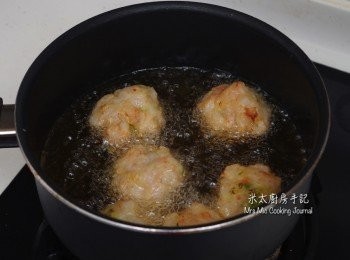 step4: 把3碗油放入煲中燒熱，下蝦丸炸成金黃色，撈起，瀝乾油分，配<span class="group_3">沾汁</span>食用！