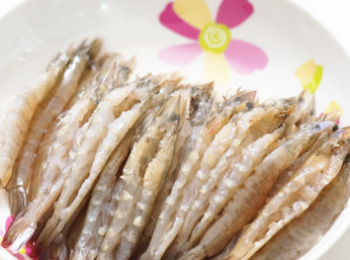 step1: 蝦洗淨從蝦背上剖一刀後挑去蝦線。