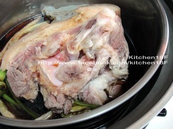 step6: 取一電鍋，(內鍋)先放進冷凍豬腳，再倒進步驟5完成的滷汁。(外鍋)倒進 2米杯水量，按下開關進行第一次燉煮。開關跳起時，即可將原本凍在一起的豬腳分開，攤泡在滷汁裡。