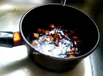 step1: 栗子放入煲內加水浸過面 , 用中火煮5分鐘至滾