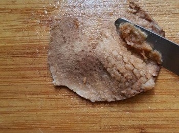 step2: 將陳皮浸軟用刀去果囊，切絲備用