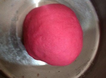 step3: 把加入色素和原味的麵團分別搓至圓滑，待發酵1小時。