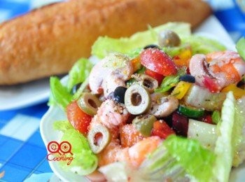 step7: 豐富美味的沙拉，再搭配個明太子法國麵包，其實在家裡也可以讓自己置身浪漫國度，和我約會吧!