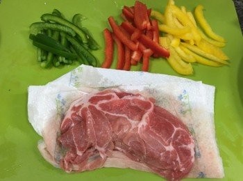 step1: 黑豚肉先解凍, 多餘的水份用廚房紙印乾, 青紅黃椒洗淨後切半去除中間的籽後瀝乾水份切幼條備用