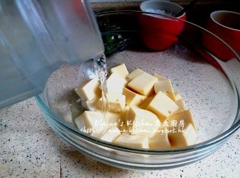 step6: 雞蛋豆腐蒸好後去邊切粒 , 放入大碗內加入冰水浸過面靜待10分鐘