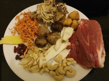 step1: 先將舞茸菇浸一小時,浸菇水可用作煲飯或炒菜,豬斬件汆水備用。除黑蒜不需浸軟將其餘湯料用水浸十五分鐘備用。