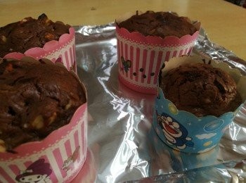 step6: 放入焗爐，170度烤15分鐘。(這只是參考度數和時間，不同焗爐的火力是不同的，而杯的大小厚度亦會影響焗制的時間。)把牙籤插進布朗尼，有少許黏液附在牙籤上便算成功了。如果太多液體便要再焗一會，但注意不要焗太久，因為布朗尼要外脆內軟，內裏濕潤才好吃。