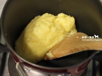 step5: 將過篩的粉類一口氣倒入鍋中，保持小火，一邊用木匙快速攪拌到麵粉跟奶油混合成略透明、不沾鍋的麵團狀後，關火，移至一旁放涼。