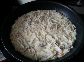 step8: 用平底鑊加1湯匙油,倒入所有材料,用慢火先煎香一邊(要煎到面冇液體)