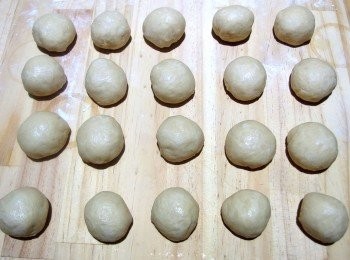 step4: 將麵糰分割成20份,每份25g的麵糰,滾成圓形。
