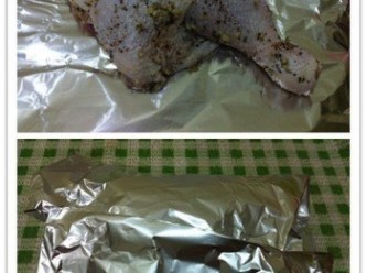 step4: 取出錫箔紙1張將雞腿包好，送進預熱烤箱200度20分鐘。《用意是要讓肉質鎖住水分，不讓肉質乾燥。》