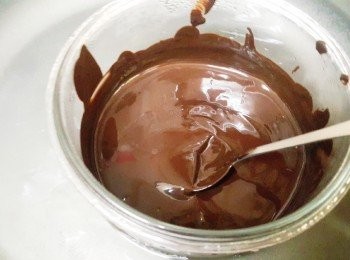 step1: 巧克力隔水加熱成液態備用