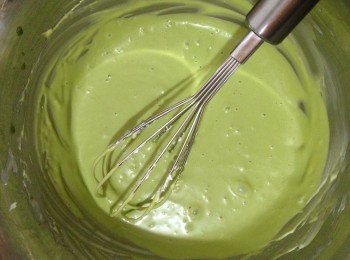 step5: 把抹茶魚膠溶液倒入（4）中，混合均勻
