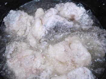 step5: 鍋中下油，燒熱至插下筷子冒泡泡，下龍躉腩炸至金黃色，剩起備用
拿另一隻鑊，下一點油燒熱，下薑片爆香
下醬料炒至稠後，下龍躉腩炒勻，再下蔥段炒勻，加蓋轉小火焗30秒即可