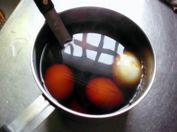 step2: <span class="group_4">滷蛋</span>加入全部的<span class="group_5">調味料</span>煮至滾沸後即可關火，將剝完殼的水煮蛋，泡入醬汁中等待入味即可!冷卻後可放置冰箱一天隔天在取出~ 因現在有疫情的疑慮不適合半熟蛋~所以我煮至全熟，若喜歡半熟口感可煮糖心蛋