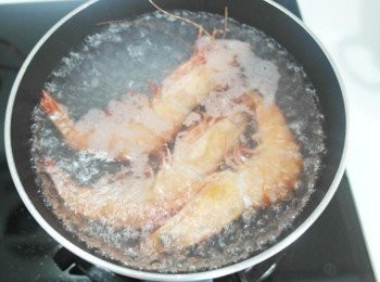 step1: 將蝦子洗乾淨挑去腸泥後放入滾水中燙熟取出~~