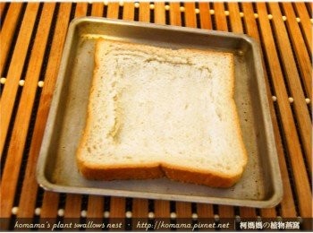 step2: 在白吐司片上，用刀子輕劃內四角形，再用湯匙逐一壓平。