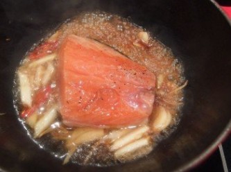 step4: 從鍋緣倒入醬油,味霖及米酒煮滾,蓋上鍋蓋小火燉煮5-8分鐘,
