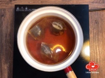 step1: 先煲滾水後，加入茶包製成紅茶