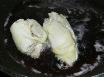 step5: 取出雞腿肉，放入紅酒中烹煮10分鐘(也可以泡在酒中，冰在冰箱中隔天食用)