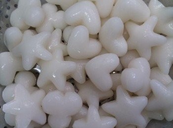 step2: 韓國年糕先煮7分鐘，然後放入預先備用冰水中，避免滋在一起。