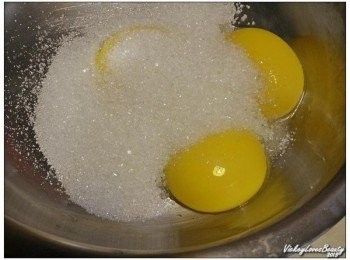 step2: 先將蛋黃及細砂糖放入鍋內用攪拌器打至變白 另用一小鍋將鮮奶加熱（不需沸騰就要離火）