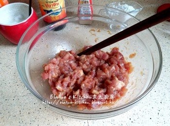 step3: 將雞肉放入大碗內加入<span class="group_2">醃料</span>及薑汁拌勻靜待5分鐘