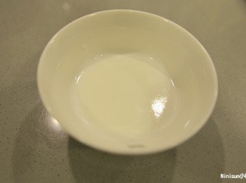 step1: 將牛奶、醋、蘇打粉食材混合均勻備用