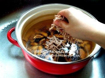 step10: 逐一加入冬菇水 , 木耳絲 , 之前炒香的冬菇片及肉絲 , 加入2杯水份量拌勻