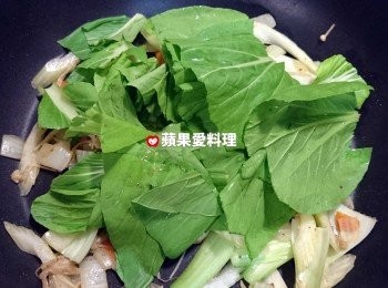 step10: 放入青江菜葉，從鍋邊淋米酒，蓋鍋蓋燜煮約10秒鐘（目的是將所有食材的風味融合）。