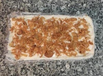 step9: 再將剩餘的粉漿舀入模具中，最後用油蔥酥鋪滿表面，(女漢子喜歡留一點油蔥酥,等蒸好放涼後再灑上去,這樣就可以吃到兩種口感喔~~)